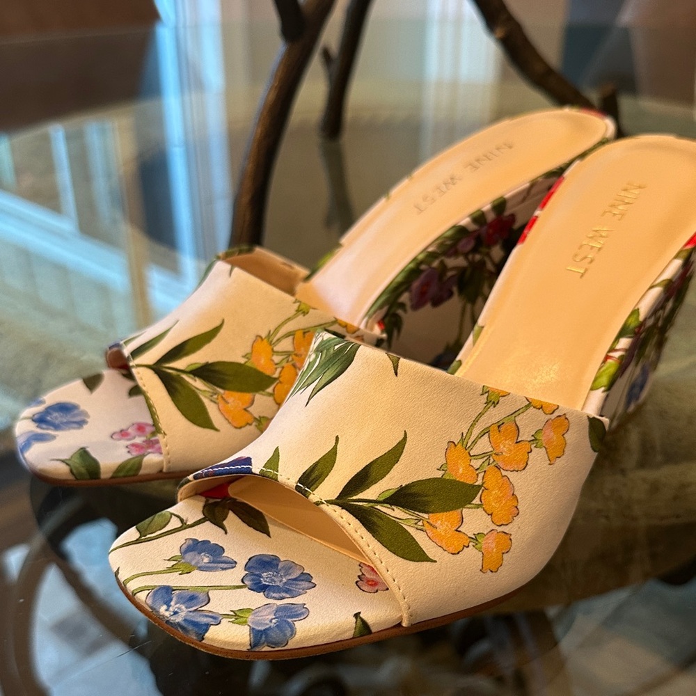 $95 Nine West Floral Wedge Sandals - Red and Green Sz 8 New In Box - Picture 5 of 16